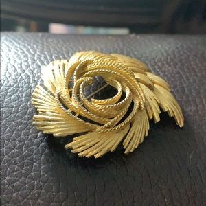 Vintage Signed Lisner Gold Tone Leaf Pin